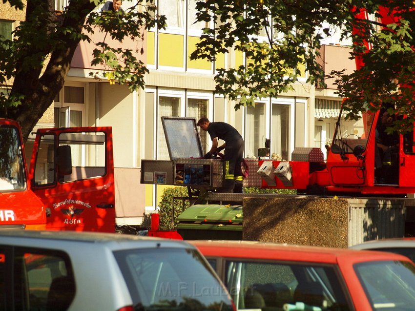 Einsatz BF Koeln Hoehenretter Koeln Stammheim Georg Beyerstr P135.JPG